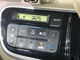 【オートエアコン】一度お好みの温度に設定すれば、車内の温度を検知し風量や温度を自動で調整。暑い&hellip;寒い&hellip;と何度もスイッチ操作をする必要はありません。快適な車内空間には必須の機能ですね♪