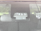 【プリクラッシュセーフティ】前方の車両等を検知し、衝突しそうな時は警報で注意を促し、ブレーキを踏む力をサポート。ブレーキを踏めなかった場合は衝突被害軽減ブレーキが作動、衝突回避をサポートします。
