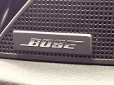 【BOSEサウンドシステム】メーカーオプションの高品位サウンドシステムを搭載。専用のチューニングが施された大小様々なスピーカーから良質なサウンドが奏でられ、臨場感あふれる音響空間を演出します。