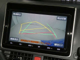 【バックカメラ】駐車時に後方がリアルタイム映像で確認できます。大型商業施設や立体駐車場での駐車時や、夜間のバック時に大活躍!運転スキルに関わらず、今や必須となった装備のひとつです!