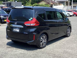 とても便利な【両側電動スライドドア】ドアハンドを少し引くだけでリアドアが自動開閉します。