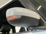【ウインカーミラー】方向指示器をミラーのランプに点灯。対向車への視認性を高め、安心安全な方向転換をサポートします♪