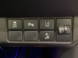 ハンドルの右側にはヘットライトリベライザーとHondaセンシング用のメインスイッチがついています。ヘッドライトリベライザーは道路状況や積荷の加重に応じてライトの高さを調節できます。