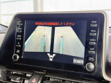 【サイドモニター】ドアミラーについているカメラから映像を映します。車幅も把握しやすくてとても便利ですね。