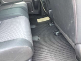 後部座席の足元はカーペットタイプのマットを装備。使用感はございますが、まだまだご使用いただける状態です。