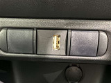 充電用USB端子付き。スマートフォンなどの充電に便利です。