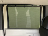 【ロールサンシェイド】は太陽光を防ぐので冷房の効きを良くする効果もあります。エアコンを控えめにすれば燃費向上も見込めます。