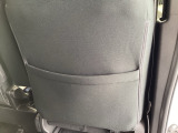 前席背面に、収納ポケットが付いています。