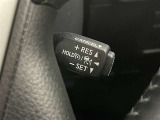 クルーズコントロール機能が付いています。 速度を設定するとアクセルを踏まなくても一定の速度で走ることができます。  高速道路ではとても便利な装置なんです。