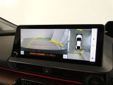 パノラミックビューモニター付きです。車両を上から見たような映像を画面に表示。運転席からの目視だけでは見にくい、車両周辺の状況をリアルタイムでしっかり確認できます。
