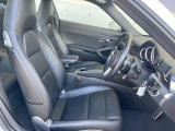 ●前席:ゆったりとしたドライバースペースで、長時間の運転でも快適にお過ごしいただけます。