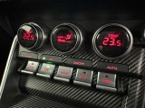 左右独立温度コントロールフルオートエアコンです。運転席、助手席それぞれで独立して温度設定ができます。冷え性の方が乗っても安心ですね♪