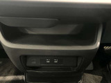 センター中央下部には小物などを置くことができるスペースを確保しています。