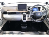 操作性に優れた運転席となります!小物入れや各ボタンの配置にこだわり、使いやすいです!座り心地もよく視認性も良好なのでロングドライブもお任せ下さい!