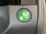 ECON モードをON にするとアクセルペダルの動きに対するエンジンの反応とエアコンの制御を切り換えることで、燃費のいい運転をするドライバーがペダルを踏んだ時と同じようにエンジンを制御します。