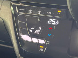 【オートエアコン】一度お好みの温度に設定すれば、車内の温度を検知し風量や温度を自動で調整。暑い&hellip;寒い&hellip;と何度もスイッチ操作をする必要はありません。快適な車内空間には必須の機能ですね♪