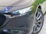 【LEDヘッドライト】悪天候や夜間走行時も良好な視界を確保し安心して運転できる高輝度LEDヘッドライトを装備!点灯速度が早く、消費電力も抑えられています。