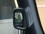 【ピタ駐ミラー】運転席に座った状態で死角になりやすい左側やクルマの後ろの様子まで確認でき、幅寄せや縦列駐車、車庫入れの際に役立ちます。
