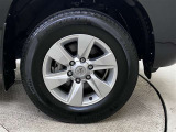 純正アルミ付きです。サイズは265/65R17になります。