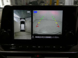 自車を真上から見下ろすように映し出すので周囲の状況が分かるアラウンドビューモニター搭載。フロントカメラとしても使用できます。車庫入れなど苦手な人の頼りになる助っ人です。
