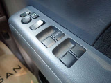 窓ガラスもスイッチ一つでオート開閉が可能ですので便利です!