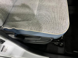 痛みの出やすい運転席シートの角、フロアマット、座面、ともに良好です