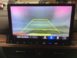 【バックカメラ】運転が苦手な方も車庫入れラクラクです!ギアをリバースに入れれば自動的に切り換わりますので、面倒な操作は不要です♪狭い駐車場もお車を傷つけず安心ですね!