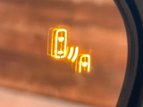 【ブラインドスポットモニター】走行中、ドアミラーの死角になりやすい箇所に後続車が接近するとサイドミラーのレンズに警告を表示!ドライバーに注意喚起をしてくれます。