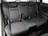 2列目ベンチシートです!フラットで乗り降りがしやすく、足元の広さも十分で座りやすいシートです。