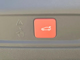 ●電動リアゲート:ワンタッチでリアゲートの開閉ができ、荷物などで両手が塞がっている状態でも簡単に開閉ができる便利機能です。