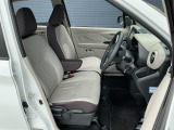 ヘタリもなく綺麗な状態です。シートリフトがついてますので、お好みのシートポジションで運転できます。