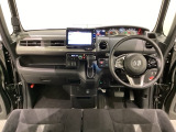 車内は光触媒抗菌消臭施工済です。スタイリッシュなデザインでスポーティなインパネ周りを演出します。グローブボックスやカップホルダーのほかにトレーなどたくさんの収納スペースが付いています。