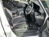 運転席まわりです。運転席からの視界が左右に広く隅々まではっきりと見渡せます!クルマの前端も把握しやすく安心して運転できます!