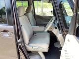 【ベンチシート】運転席と助手席の移動もスムーズ!狭い駐車場での乗り降りや、お子様の乗り降りにも便利です。座席の間にコンソールボックスやドリンクホルダーがないため、車内空間が広く感じます。