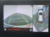 パノラミックビューモニター付きです。車両を上から見た様な映像を画面に表示。運転席からの目視だけでは見にくい、車両周辺の状況をリアルタイムでしっかり確認出来ます。