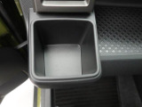 カップホルダーは運転席や助手席からちょうど手の届く位置です!!