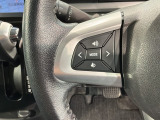 ステアリングにオーディオ操作スイッチが付いています。オーディオ画面に直接タッチしなくても操作が出来ますので、運転に集中できます。