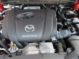 「SKYACTIV-G(ガソリン)」は、規格外の高圧縮を実現し、世界のエンジン技術者に驚きを与えました。さらに、それを維持したままノッキングの発生を抑え、熱効率を向上、走りにも寄与したエンジンです。