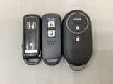 スマートキーを装備しています。鍵を差し込むことなくドアロックの開け閉めと、スタートボタン操作でのエンジンスタートができます。加えて、純正リモコンエンジンスターター用の操作キーもついています。