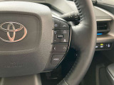 前方の車との車間を設定し、スピードを上げたり緩めたりを自動で行ってくれる追尾式の「レーダークルーズ」。上級装備の一つです!高級車にしかつかない嬉しい機能です。