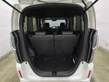 開口部も広く荷物の積み下ろしもしやすいお車となっております。シートの背もたれは5:5の割合で背もたれを可倒でき、前後のシートスライドもできるので荷室をひろげることができます。