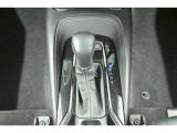 ハイブリッドカーですが運転操作は普通の車と変わりませんのでご安心ください。操作方法はスタッフが説明いたしますのでお気軽にご質問ください