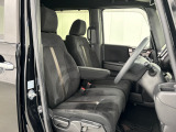 乗降がしやすい運転席。高さが調節できて小柄な方でも運転しやすいポジションをとることができます。