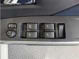 パワーウィンドウのスイッチですよ。 運転席に居ながら窓を開け閉めのコントロールできますよ。 ロック機能で、子供がイタズラして窓を開けるという事も無くなりますよ。