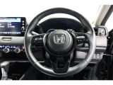 運転中もハンドルでの操作が可能です。特に高速道路等の目が離せない運転時には、便利さだけでなく、安全性も兼ね備えております。