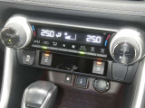 【オートエアコン】車内温度を感知して自動で温度調整をしてくれるのでいつでも快適な車内空間を創り上げます!どの席に座っても快適なドライブが楽しめます♪