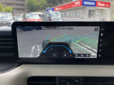 インビジブルフードビューでまるでクルマの下が透けている映像で、落下物や水たまりをスムースに回避