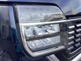 明るく白い光のLEDヘッドライトにより、夜間でも遠くまで見通しやすく、安全性が高まります。