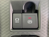 【電動パーキングブレーキ】パーキングブレーキは便利な電動式!ボタン一つで操作でき、アクセルを踏めば自動で解除されます♪レバーやペダルが無いので運転席廻りもすっきりしますね♪