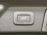 電動リアゲートは、ボタンやリモコンでバックドアを自動開閉できる機能です。楽に開閉でき、ゲートが開く高さの記憶や安全のための挟み込み防止機能も備えています。
